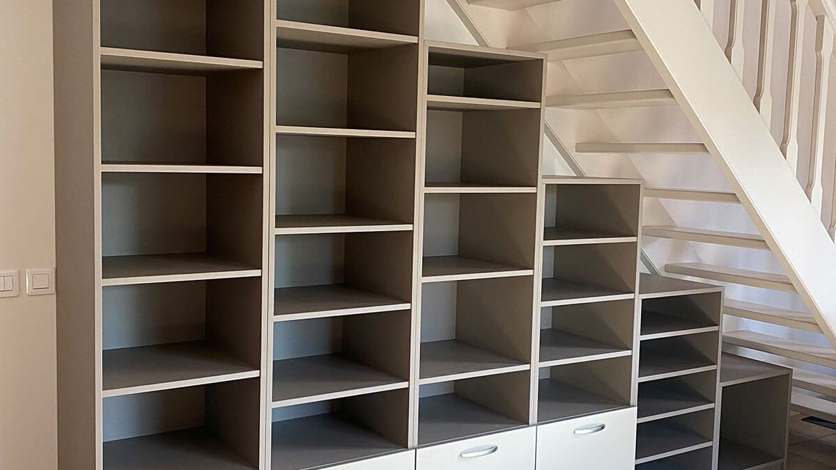 Bibliothuqèe sous escalier sur mesure à allex (26) par Dufress solutions placard.