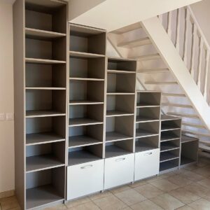 Bibliothuqèe sous escalier sur mesure à allex (26) par Dufress solutions placard.