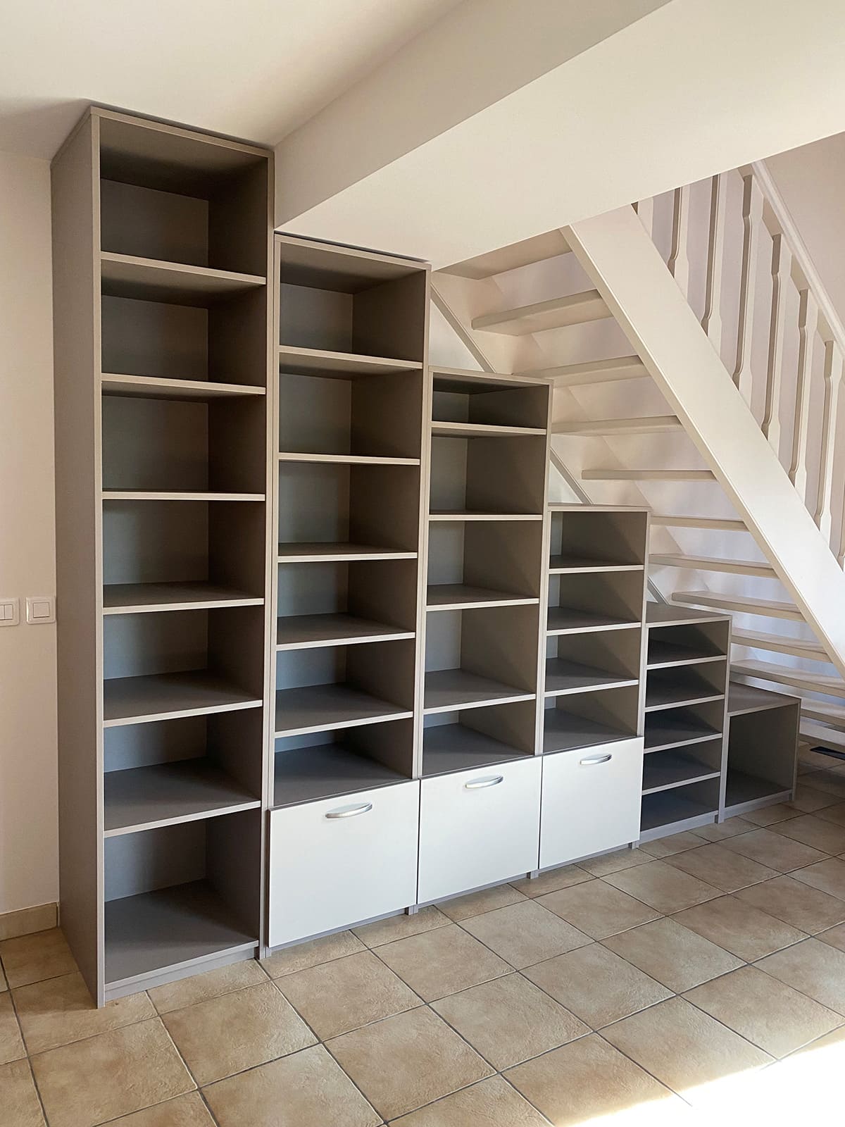 Bibliothuqèe sous escalier sur mesure à allex (26) par Dufress solutions placard.