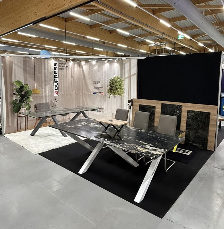 menuisier meuble sur mesure table dans showroom et meuble TV