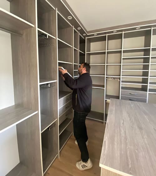 Réalisation d'un dressing avec ilôt par votre menuisier meuble sur mesure Dufress