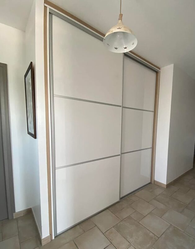 Menuisier placard sur mesure entrée par Dufress Solution Placard