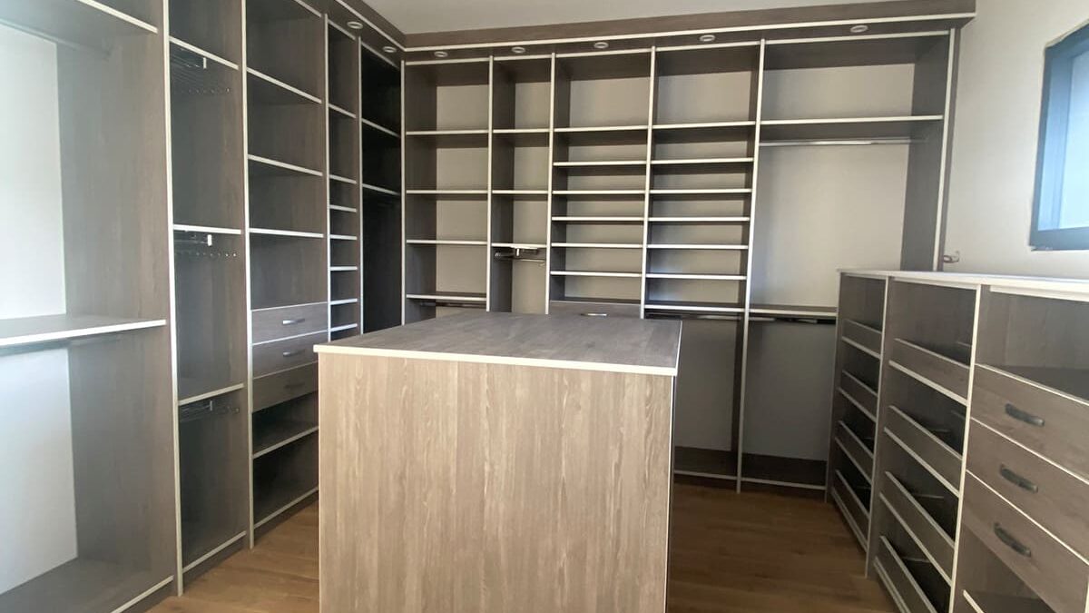 Nouvelle réalisation à Allex (26) d'un dressing avec ilot central par dufress solution placard.