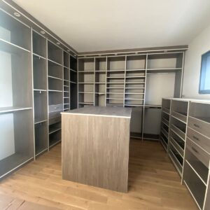 Nouvelle réalisation à Allex (26) d'un dressing avec ilot central par dufress solution placard.