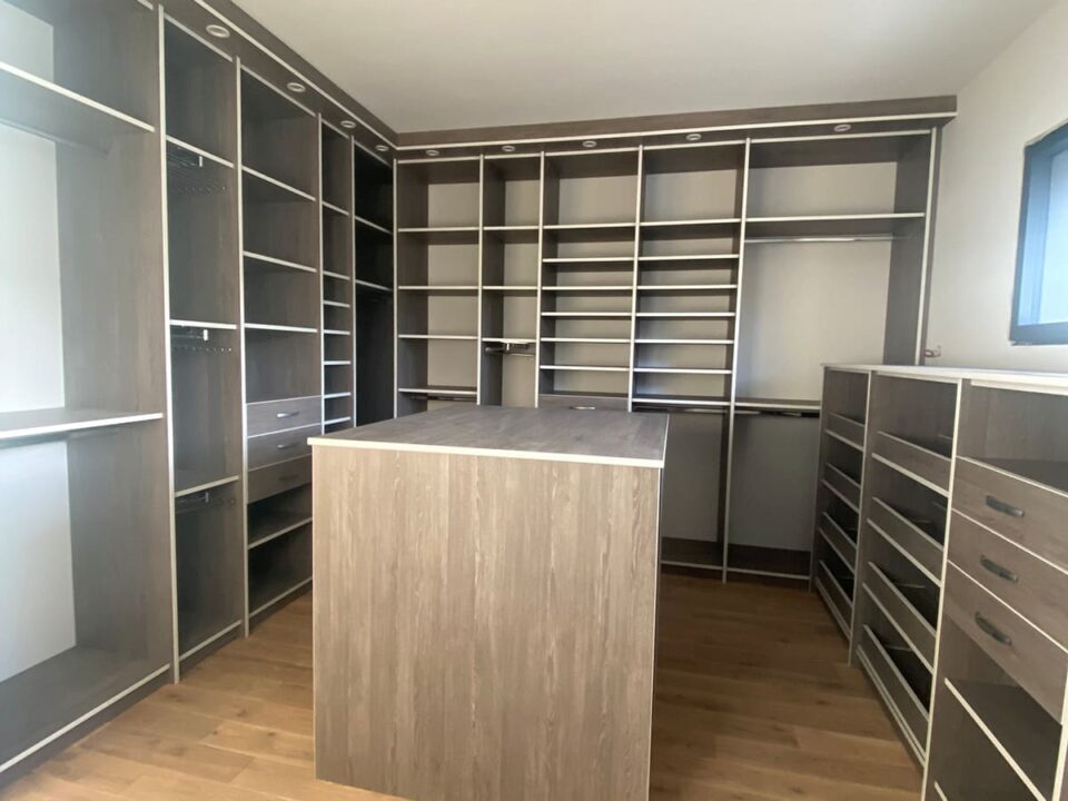 Nouvelle réalisation à Allex (26) d'un dressing avec ilot central par dufress solution placard.