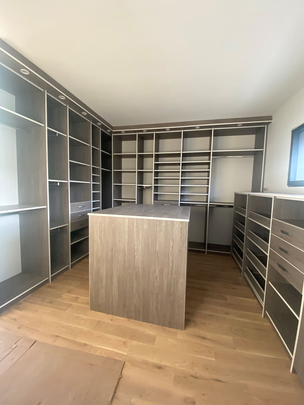 Nouvelle réalisation à Allex (26) d'un dressing avec ilot central par dufress solution placard.